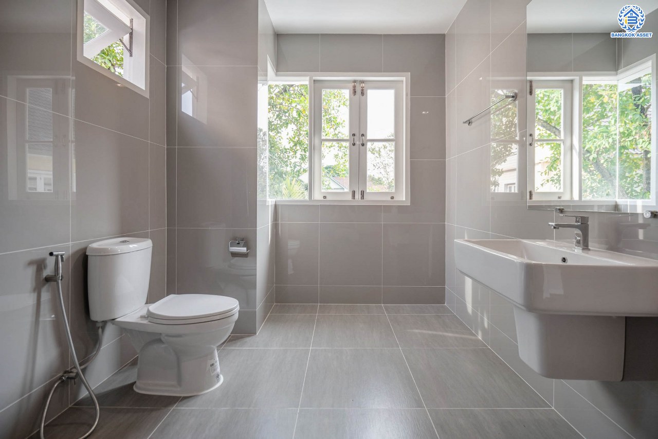 บ้านมือสองตกแต่งใหม่ โครงการ ลัดดารมย์ เพชรเกษม69 ตกแต่งหรูหราดีไซน์สุด Classic วิวสวนสาธารณะ ใกล้ส่วนกลาง บนเนื้อที่ 173.5 ตร.ว. ฟังก์ชันจัดเต็ม 4 ห้องนอน 4 ห้องน้ำ 1 ห้องอเนกประสงค์ 1 ห้องแม่บ้าน จอดรถได้ถึง 2 คัน บนทำเลศักยภาพ เชื่อมต่อหลายเส้นทาง ใกล้เดอะมอลล์บางแค จุดขึ้นทางด่วน "กาญจนาภิเษก" และรถไฟฟ้าสายสีน้ำเงิน "สถานีหลักสอง"